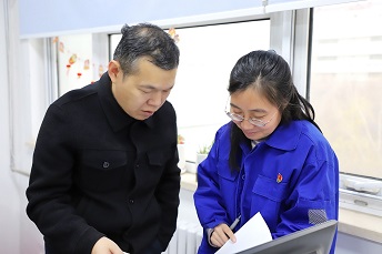 石曉寧與同事研究討1111論.jpg 石曉寧與同事研究討1111論.jpg